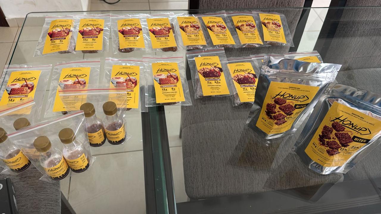 Amostras de produtos Honup organizadas sobre a mesa
